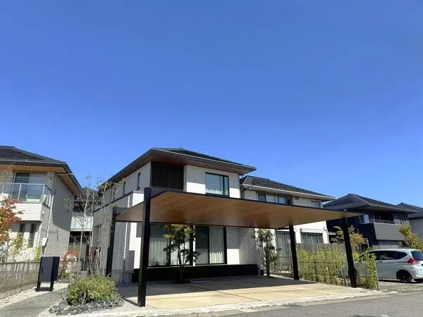 ◇　ダイナミックな木調の天井材　上質な空間に　◇
